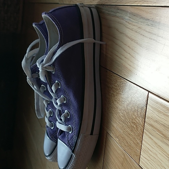 Purple converse - Picture 1 of 4